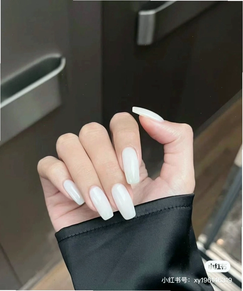 Mẫu nail trắng ombre nhẹ nhàng