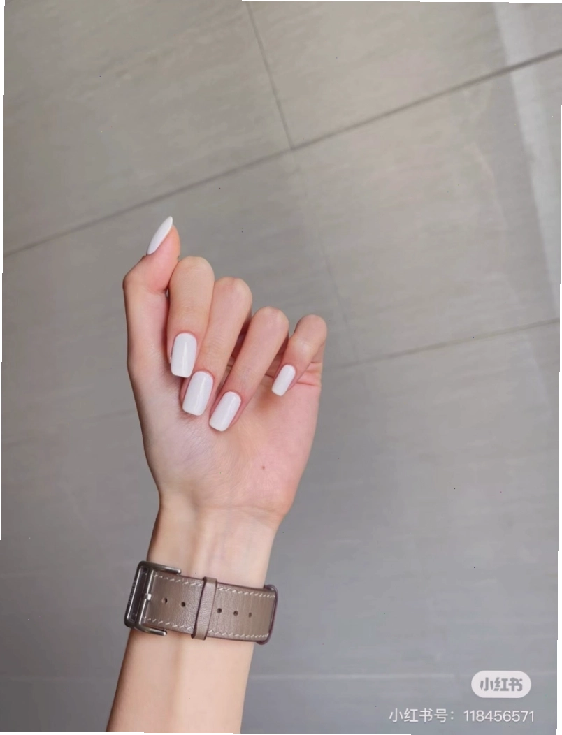 Mẫu nail trắng sữa ombre chuyển màu nhẹ nhàng