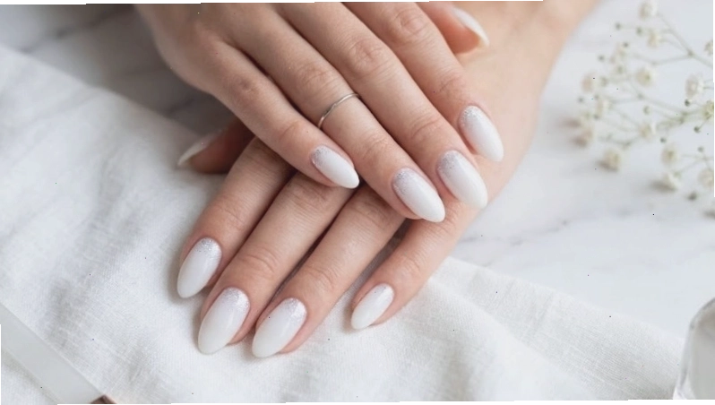 Mẫu nail trắng sữa phủ kim tuyến nhẹ nhàng tạo cảm giác ngọt ngào