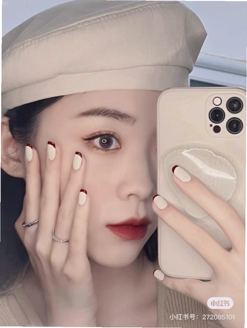 Mẫu nail trắng sữa với hiệu ứng ombre tinh tế