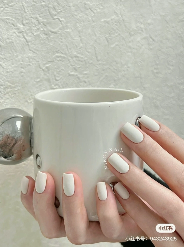 Mẫu nail trắng tối giản với một điểm nhấn là đường kẻ vàng kim loại
