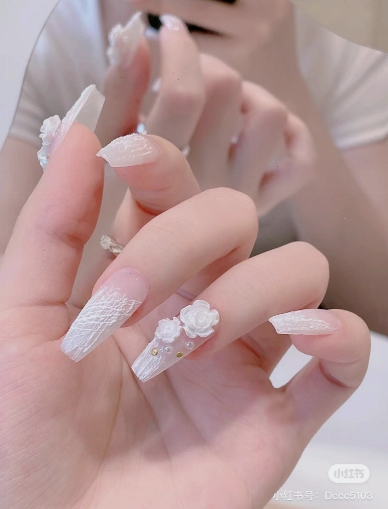 Mẫu nail trắng vẽ hình cô gái tối giản