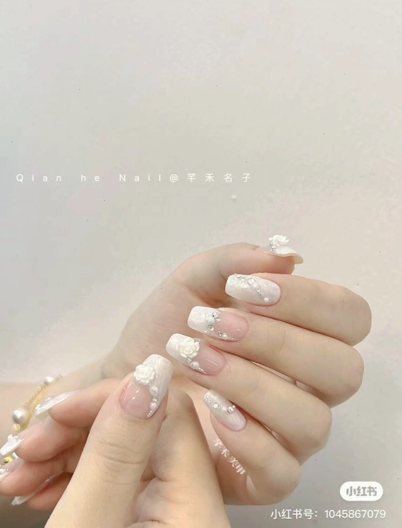 Mẫu nail trắng vẽ hình trái tim nhỏ xinh