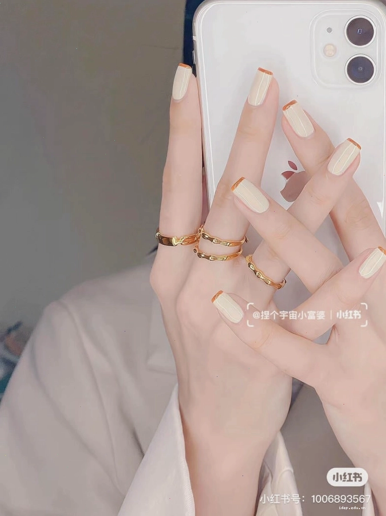 Mẫu nail trắng với hiệu ứng ánh nhũ