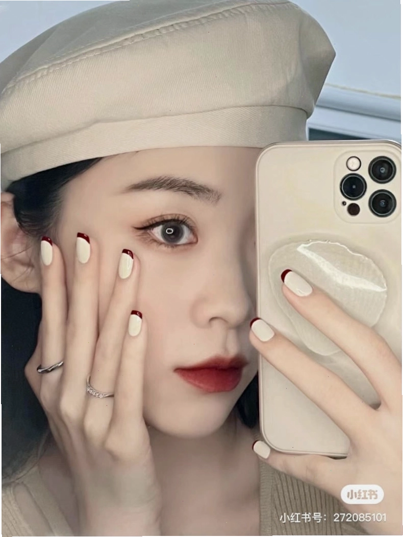 Mẫu nail trắng với hiệu ứng vân đá cẩm thạch