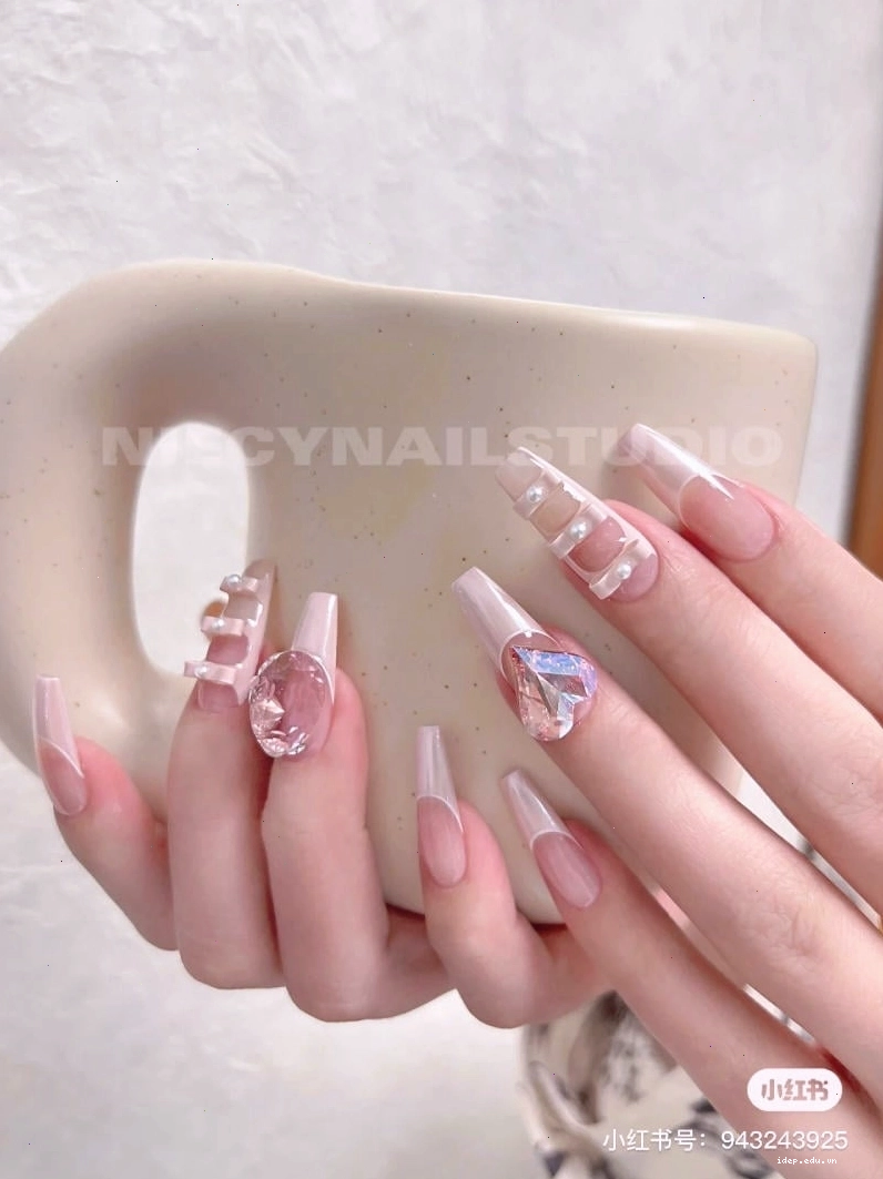 Mẫu nail trơn màu hồng phấn dễ thương cho học sinh