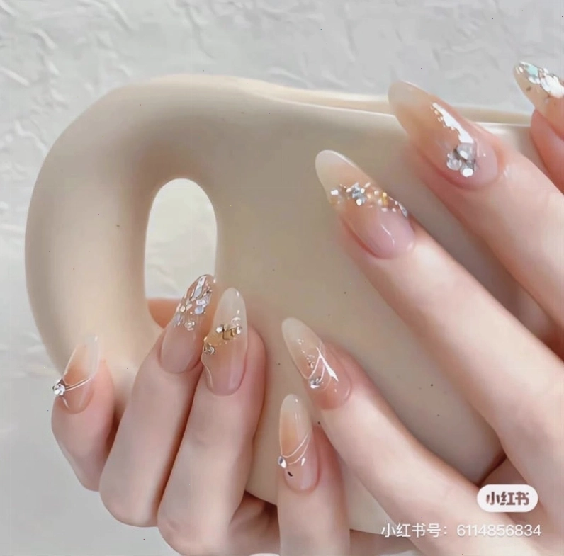 Mẫu nail trơn nhẹ nhàng phù hợp đi làm
