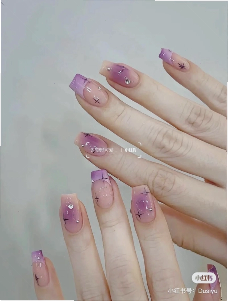 Mẫu nail vẽ đầu móng trắng lấp lánh cho buổi tiệc