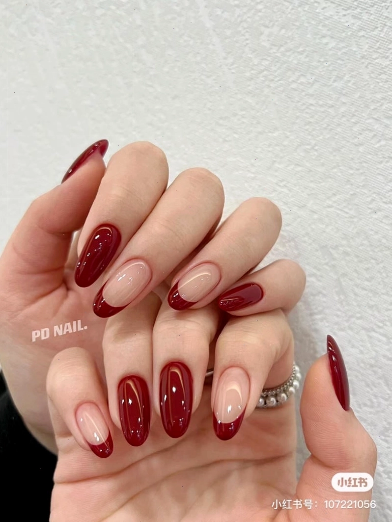Mẫu nail vẽ đầu móng trắng phù hợp cho môi trường công sở