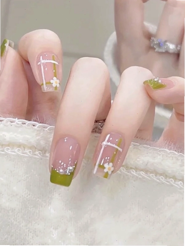 Mẫu nail vuông dài màu nude kết hợp họa tiết hình học