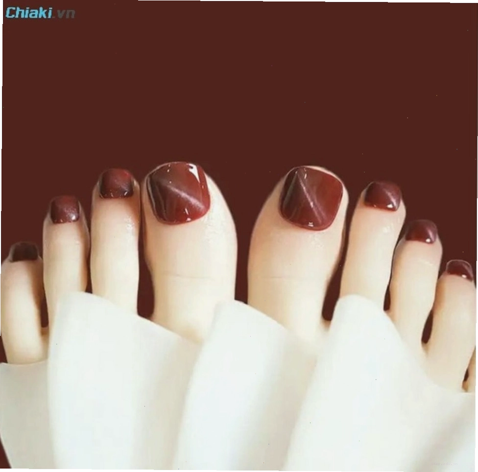 Mẫu sơn móng chân màu đỏ mận quyến rũ