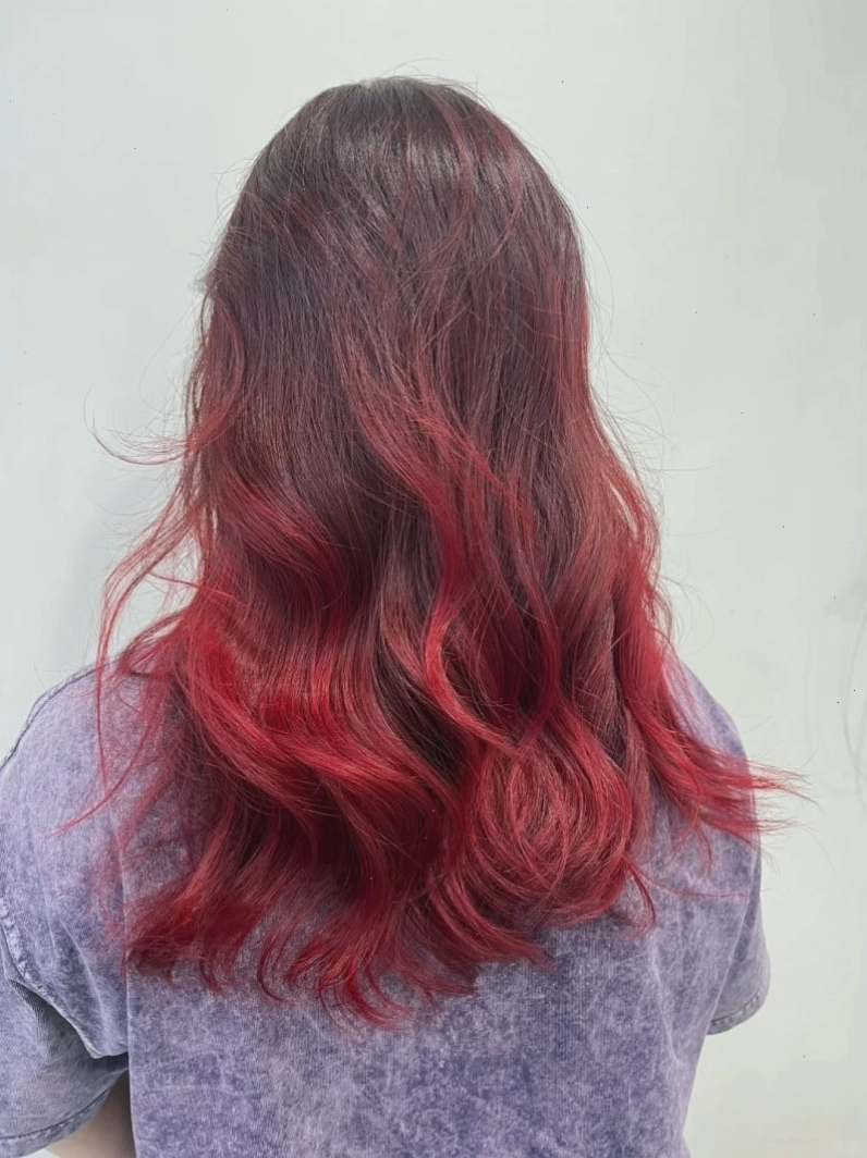 Màu tóc đỏ ánh hồng rực rỡ và cá tính