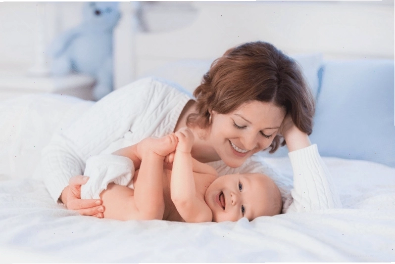 Mẹ và bé tại phòng tiêm chủng