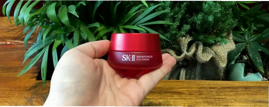 Minh họa cách thoa kem mắt SK-II 15g