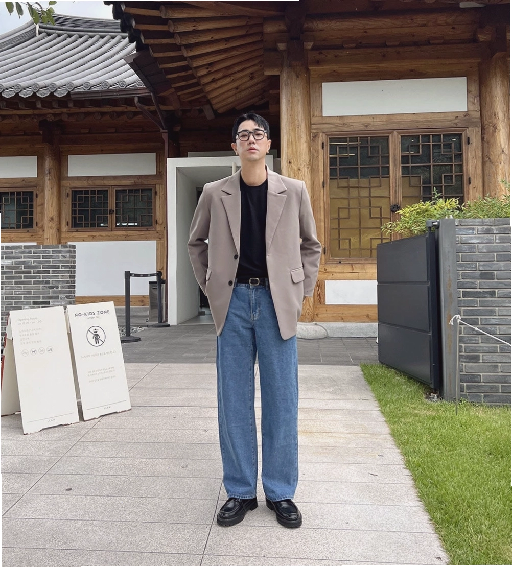 Mix áo blazer, áo thun basic và quần jeans tạo phong cách Hàn Quốc