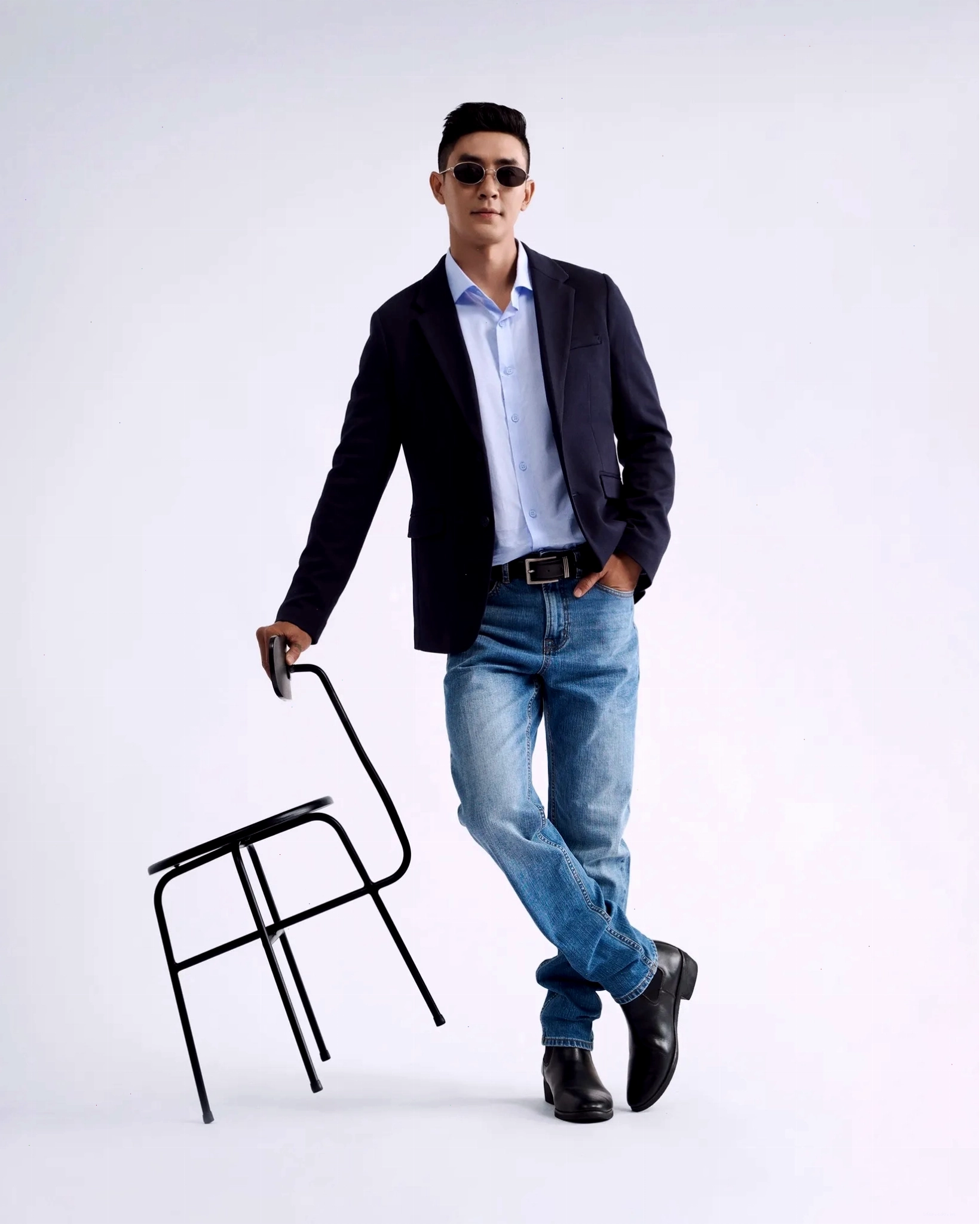 Mix áo sơ mi, quần jeans với áo blazer tạo vẻ lịch lãm