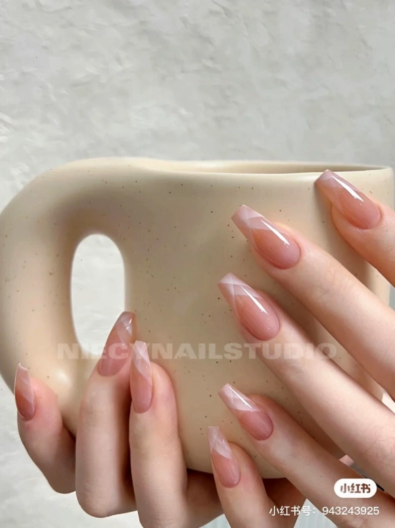 Móng tay đơn giản với lớp sơn bóng trong suốt