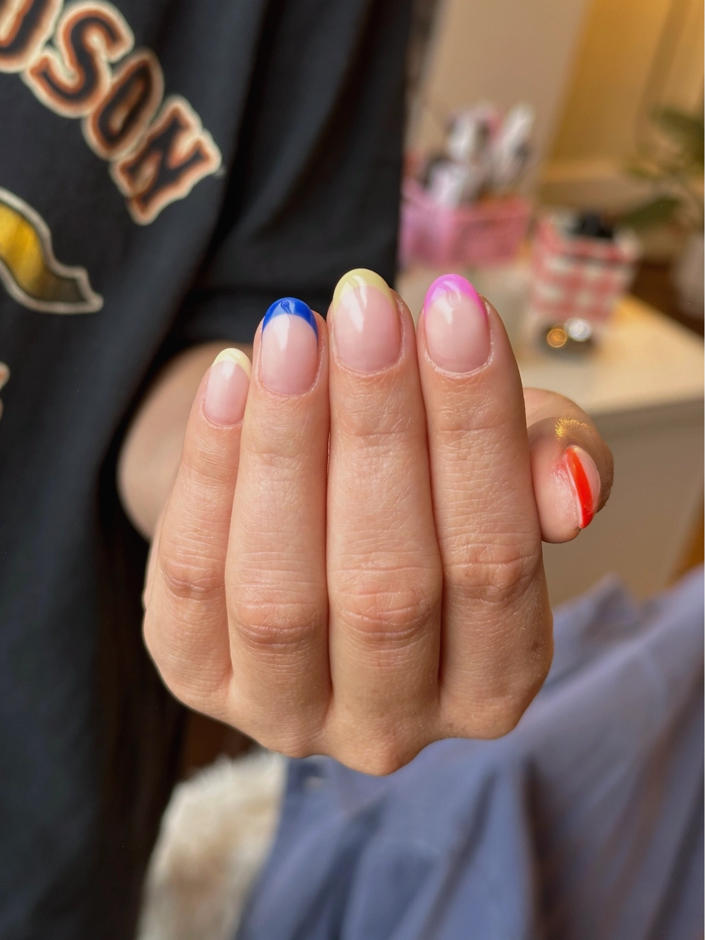 Móng tay ngắn kiểu French tip màu trắng cổ điển