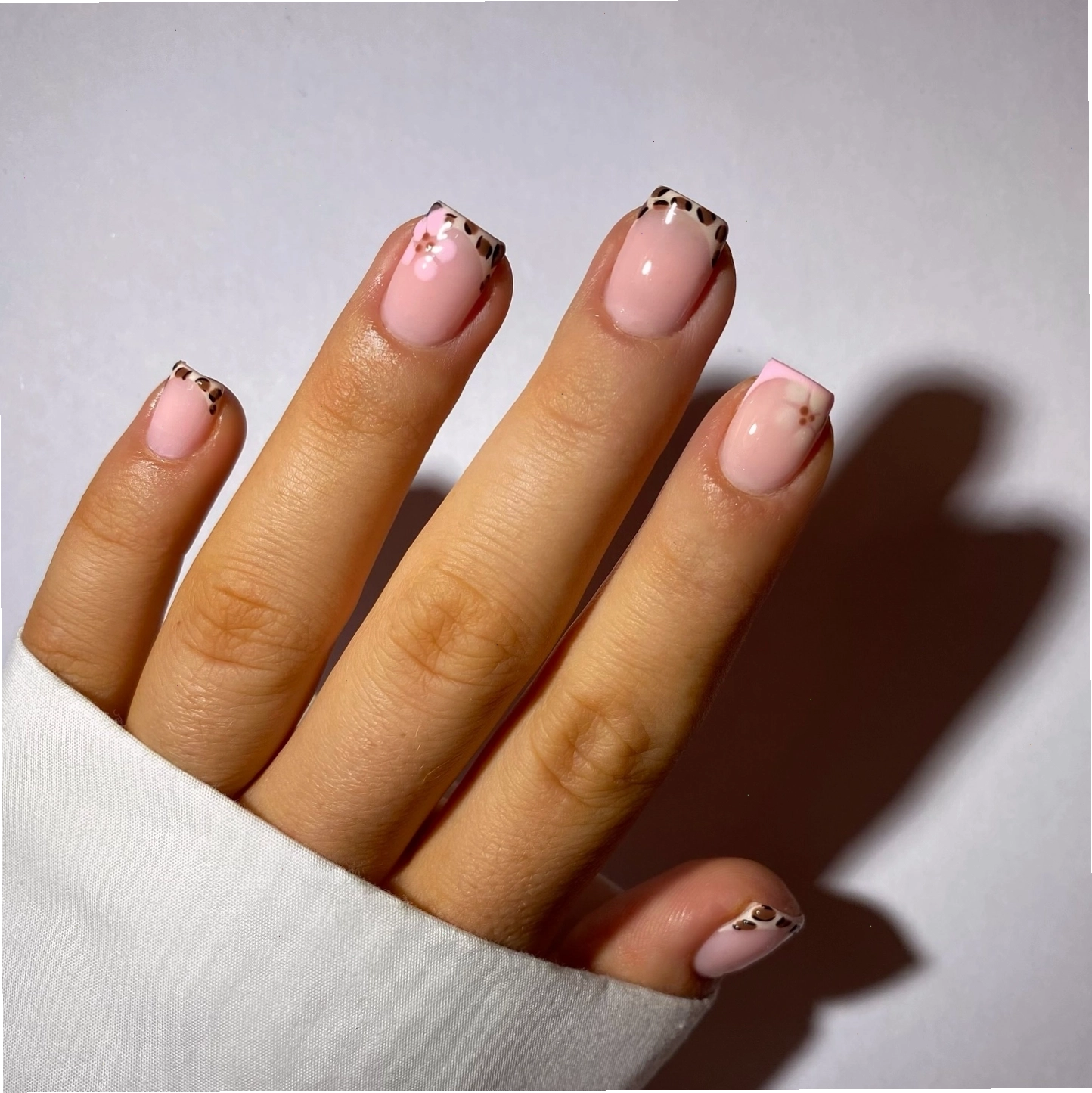 Móng tay ngắn kiểu French tip màu xanh neon