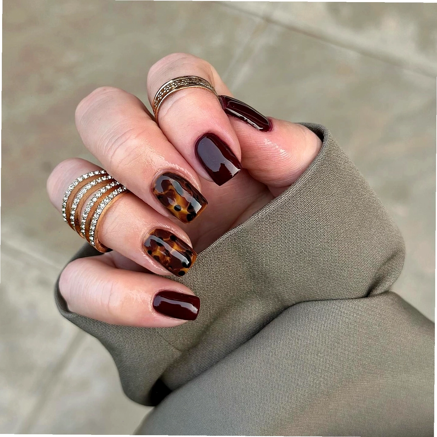 Móng tay ngắn kiểu French tip với hai màu khác biệt