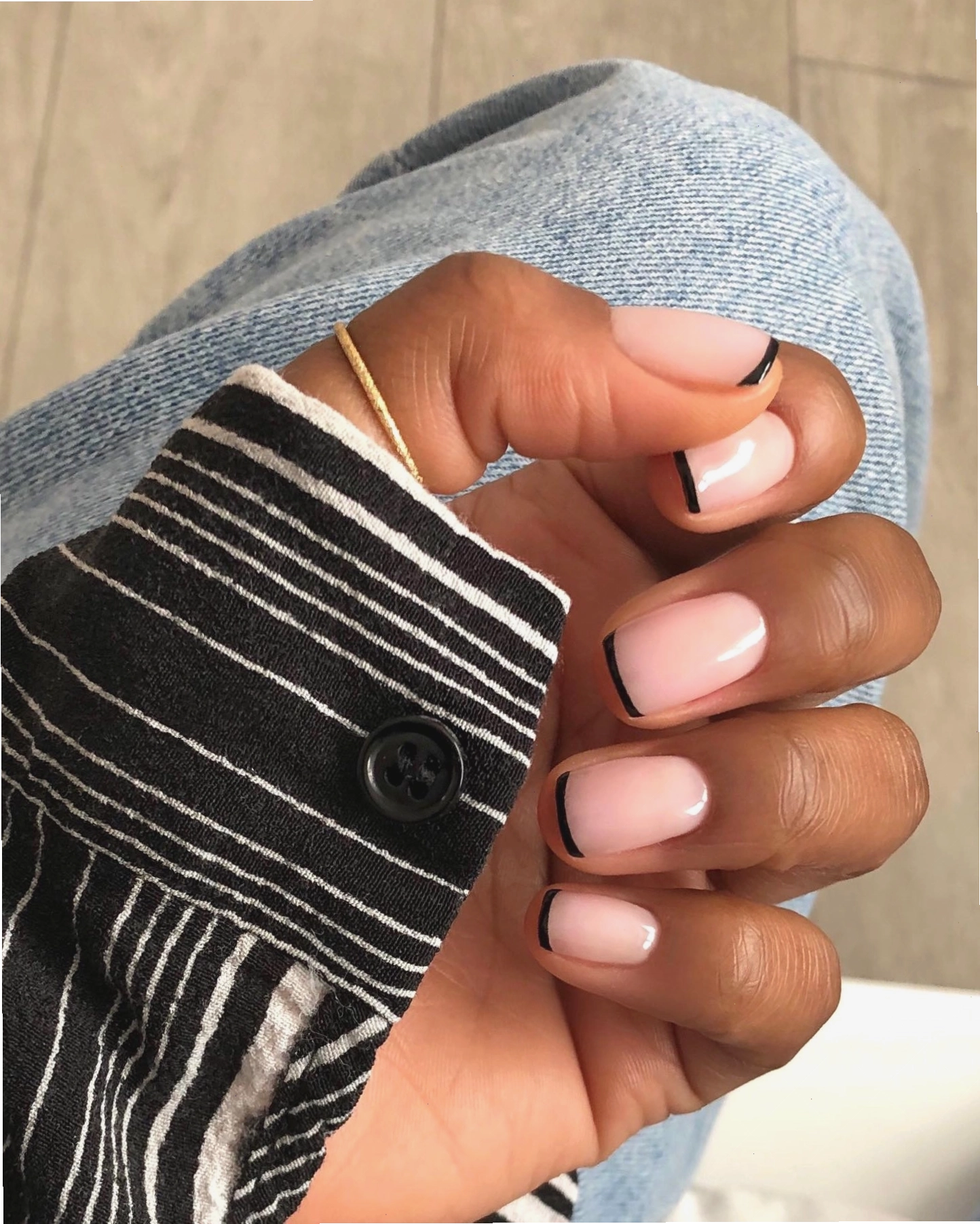 Móng tay ngắn kiểu French tip với viền màu vàng kim loại