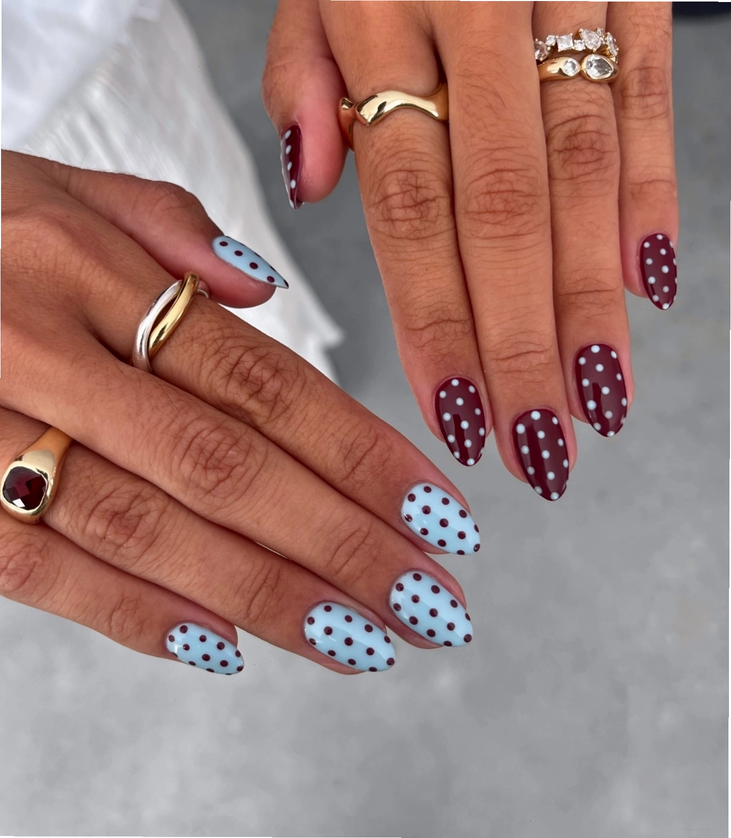 Móng tay ngắn với họa tiết chấm bi màu trắng trên nền xanh pastel