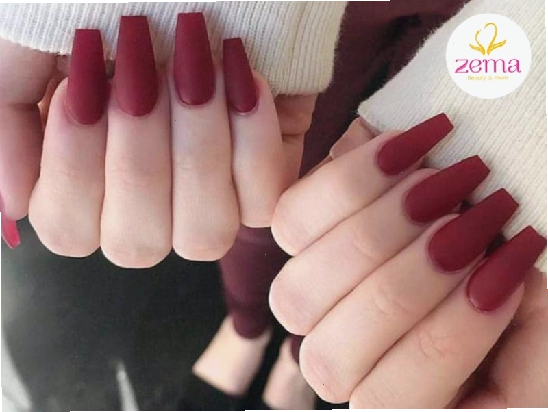 Móng tay thần bài với nail dài màu đỏ đô đem lại nhiều may mắn cho chị em