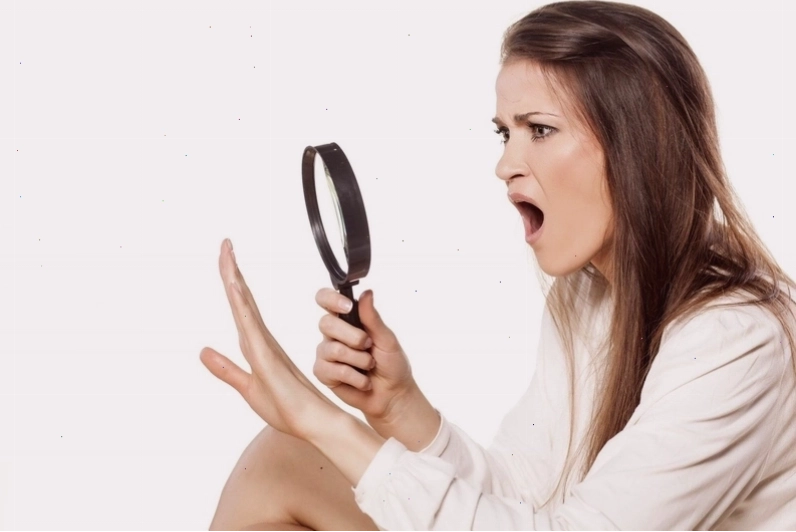 Móng tay trở nên dễ gãy khi bị va chạm nhẹ là dấu hiệu móng tay yếu đi