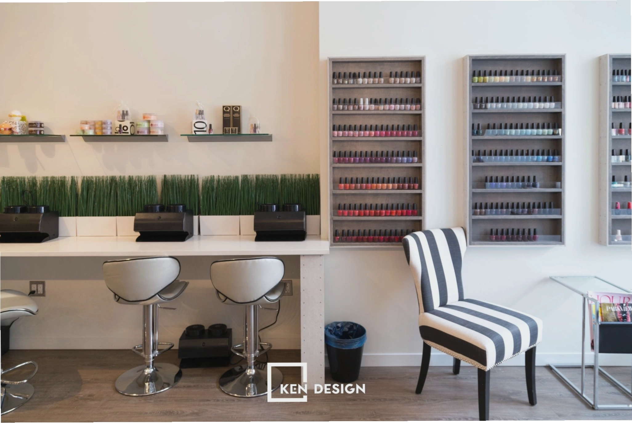 Một mẫu nail bar với không gian ấm cúng, sử dụng nội thất gỗ và cây xanh