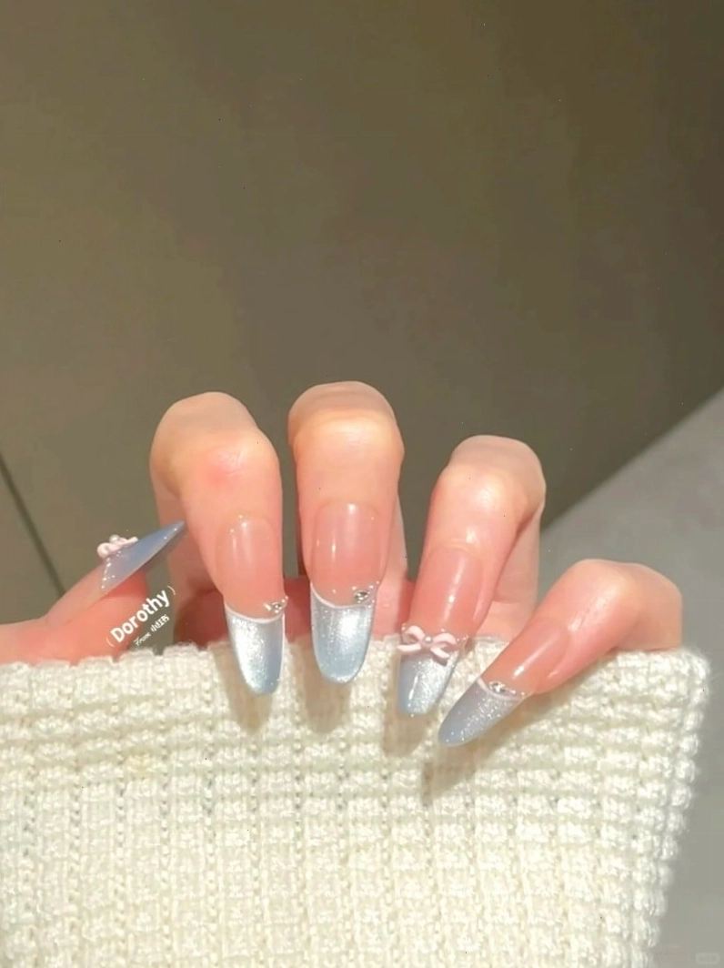 Nail chân xanh dương đính charm nhỏ xinh