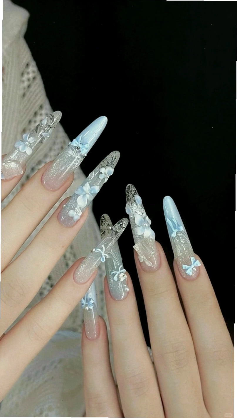 Nail chân xanh dương kết hợp với màu trắng tạo điểm nhấn