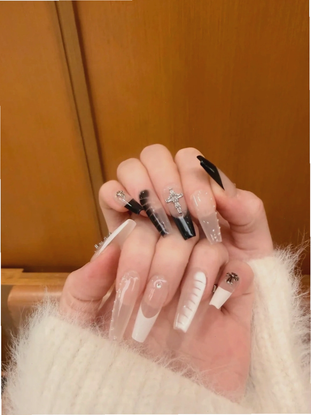 Nail đen đính đá lấp lánh, sang trọng