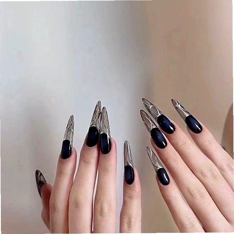 Nail đen hiệu ứng chrome bóng bẩy, thời thượng