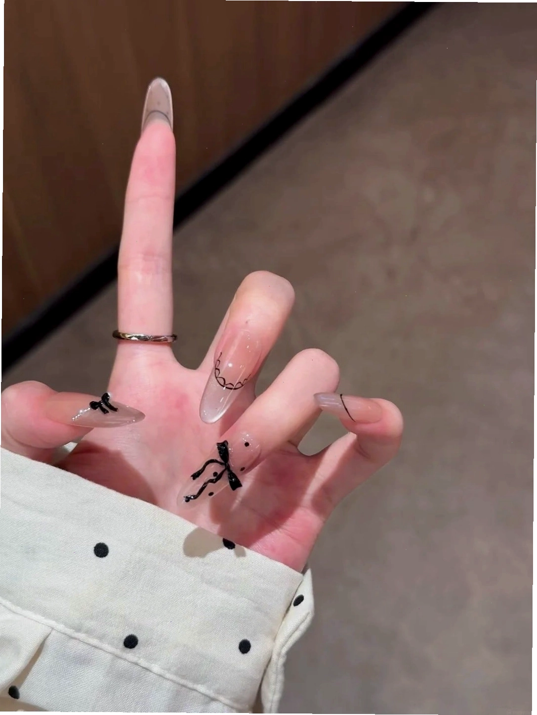 Nail đen hiệu ứng mắt mèo độc đáo