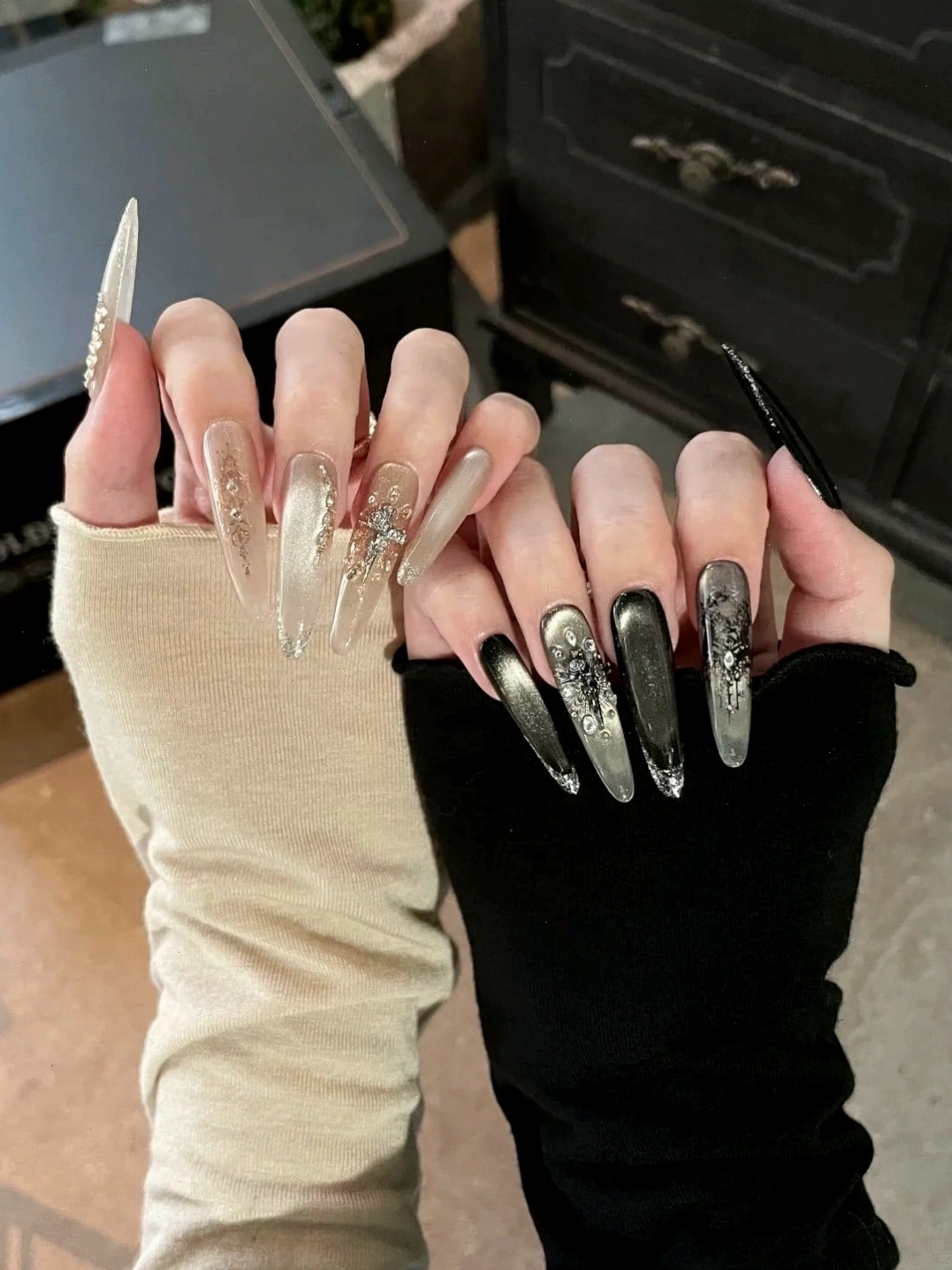 Nail đen kết hợp màu đỏ rượu vang quyến rũ
