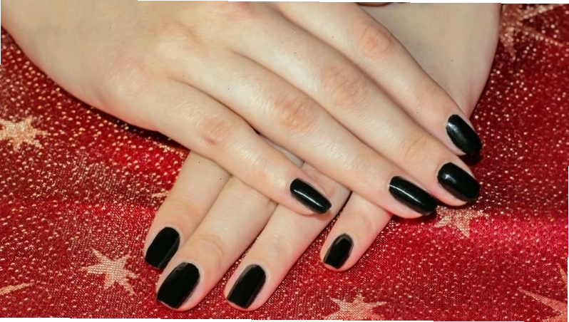 Nail đen lì cá tính, thể hiện phong cách mạnh mẽ