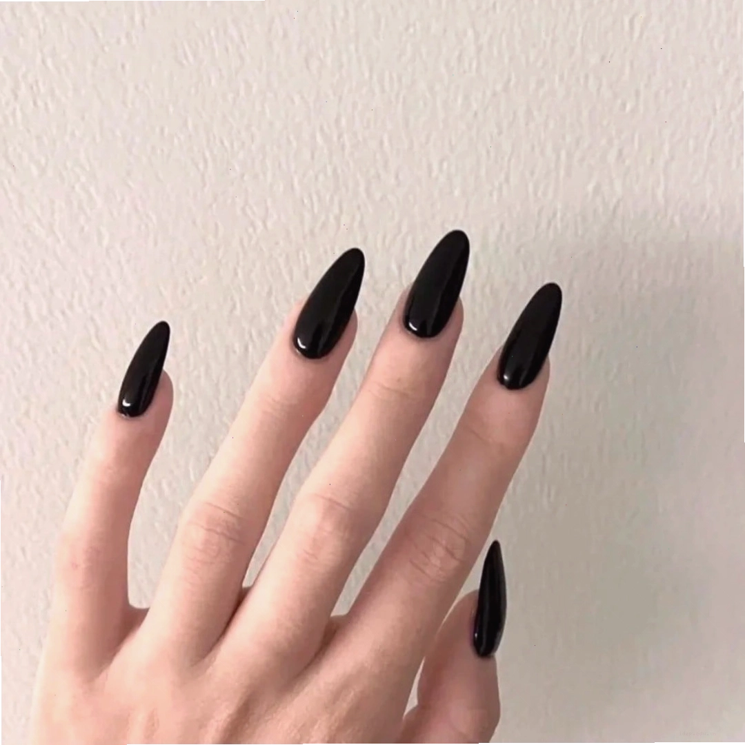 Nail đen trắng với hiệu ứng chuyển màu ombre tinh tế