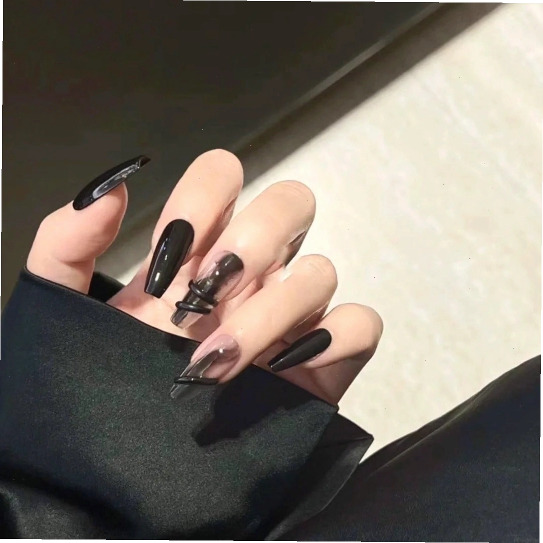 Nail đen vẽ họa tiết hoa văn cầu kỳ