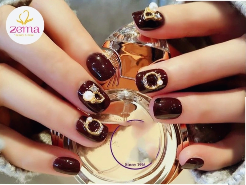 Nail đỏ mận nổi bật giữa đám đông, thu hút ánh nhìn