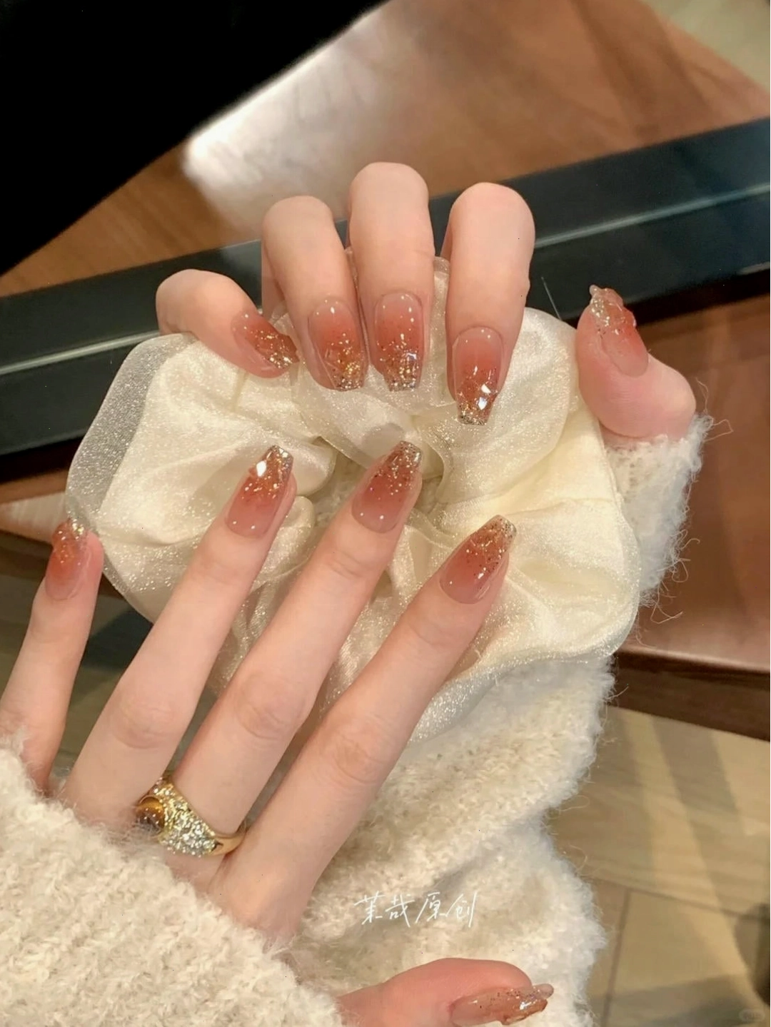 Nail kim tuyến lấp lánh cho phong cách hiện đại