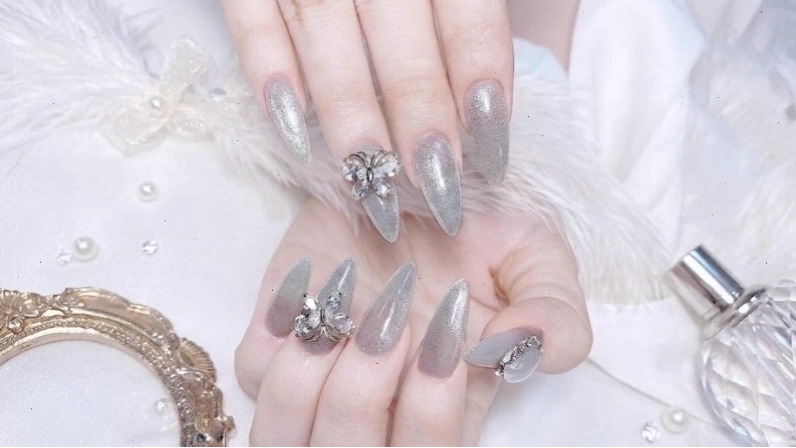 Nail kim tuyến trắng thanh lịch và tinh tế phù hợp với mọi phong cách