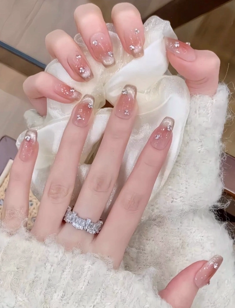Nail mắt mèo đen kết hợp charm bạc lấp lánh
