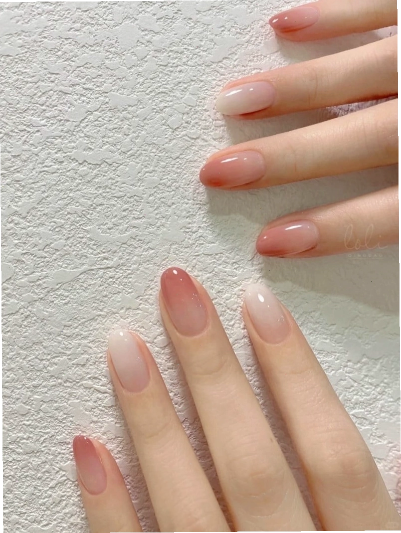 Nail màu hồng thạch vẽ họa tiết hoa nhí đáng yêu