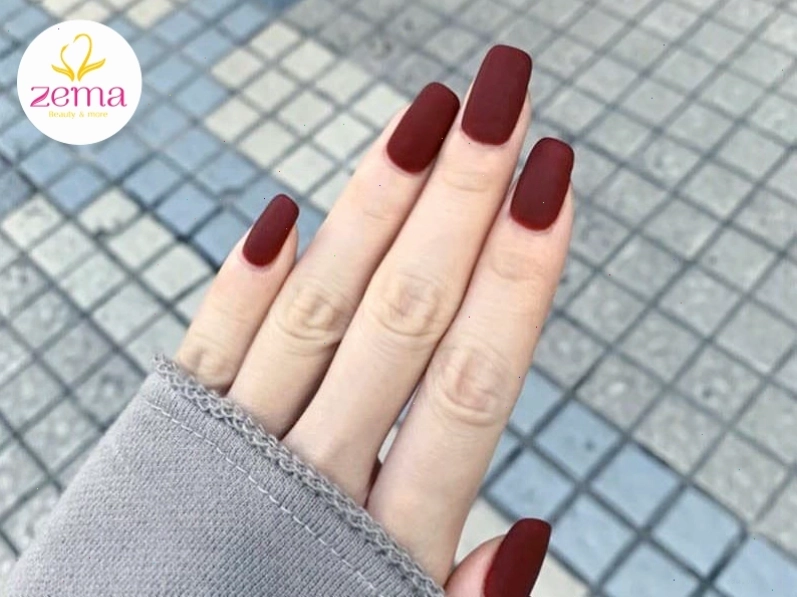 Nail ngắn móng nhám màu đỏ tím phù hợp với da trắng sáng