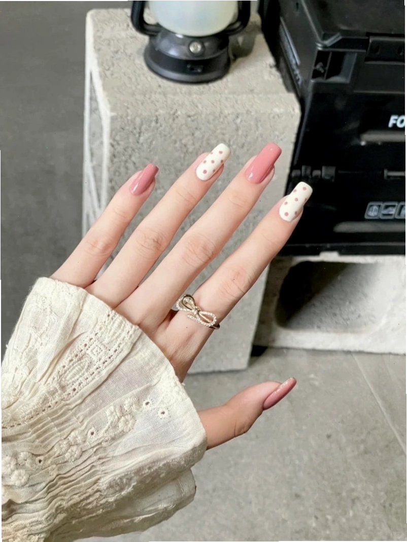 Nail trắng hồng thạch trong veo