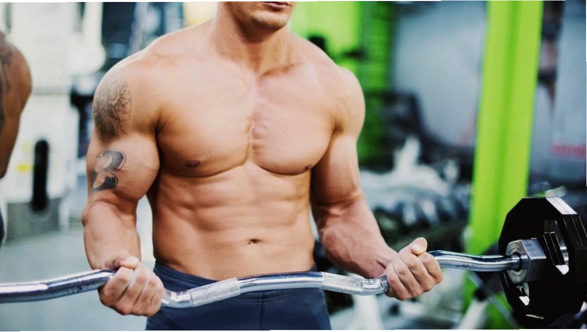 Nam 6 múi khoe body trong phòng gym dưới ánh đèn