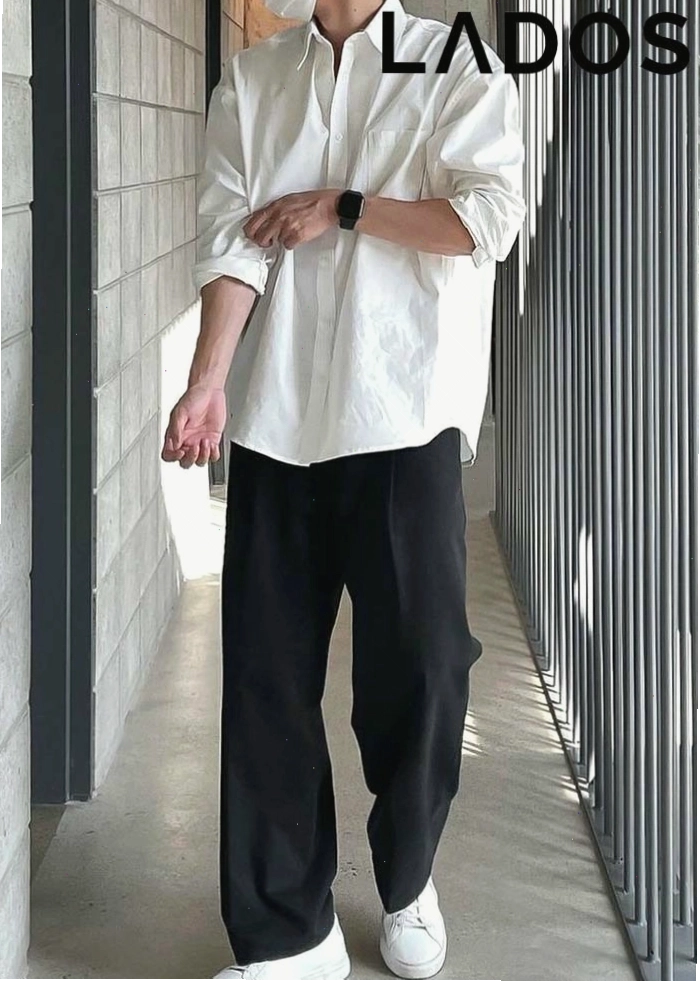 Nam giới diện áo sơ mi oversize cùng quần short và giày lười