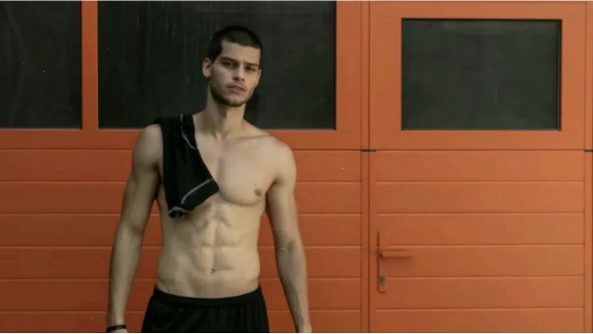 Nam gymer khoe cơ bụng 6 múi trong phòng gym