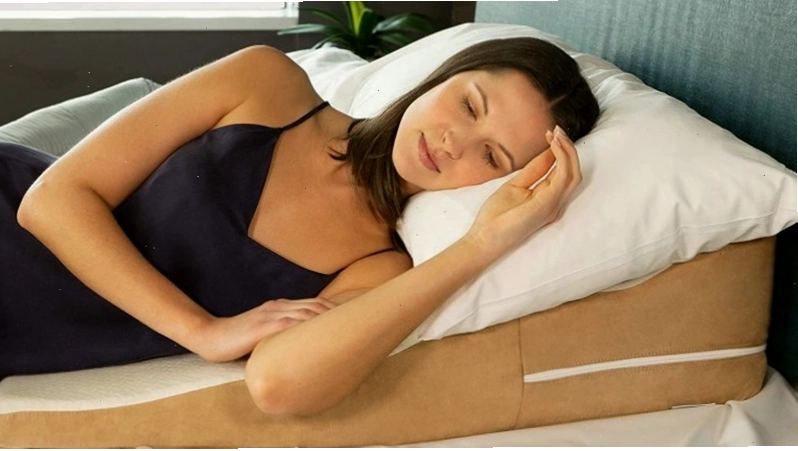 Nâng cao gối khi ngủ giúp giảm bọng mắt