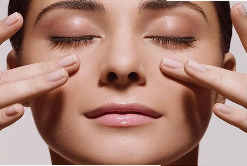 Nên cho mắt được nghỉ ngơi và thư giãn định kỳ sau mỗi giờ làm việc